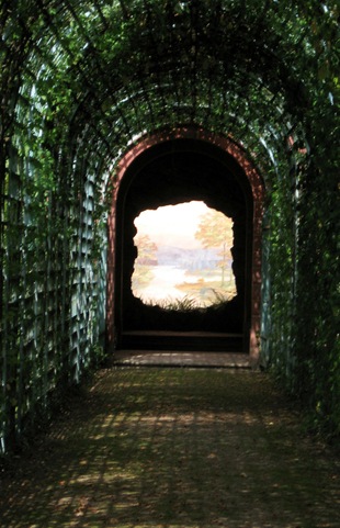Обман зрения - пейзаж в конце тоннеля